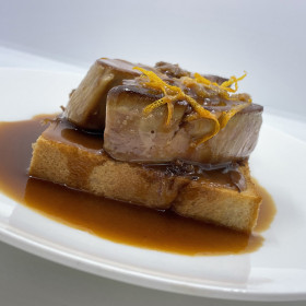 Escalope de foie gras de canard poêlé et émincé de gésier de canard servi sur...